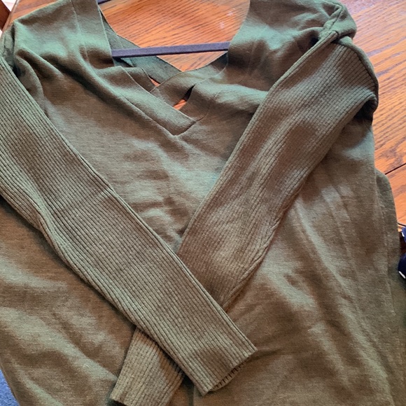 EUC Women’s Minkpink fall sweater. Roomy size xs. Fall army green color. - Picture 4 of 6